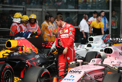 Sebastian Vettel, Ferrari, examina el Red Bull Racing RB13