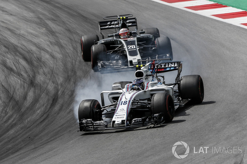 Lance Stroll, Williams FW40 ve Kevin Magnussen, Haas F1 Team VF-17