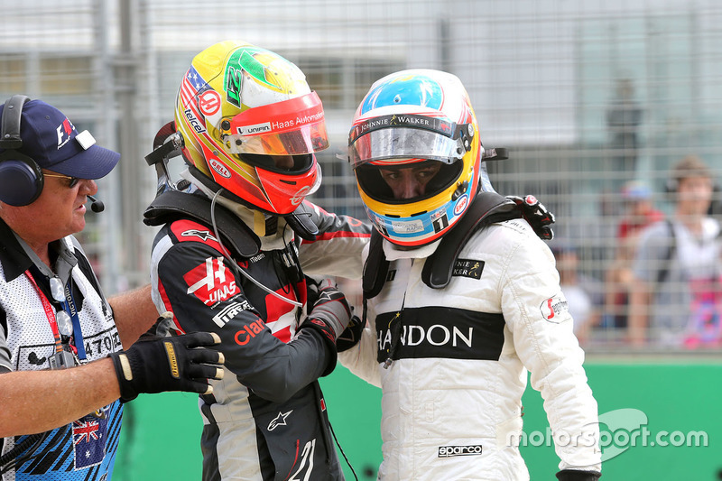 Esteban Gutierrez, Haas F1 Team und Fernando Alonso, McLaren