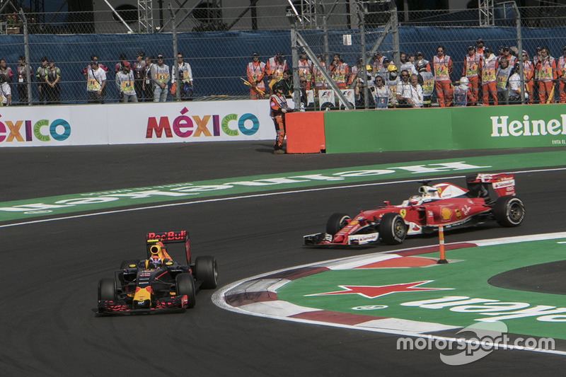 Max Verstappen, Red Bull Racing RB12 y Sebastian Vettel, Ferrari SF16-H