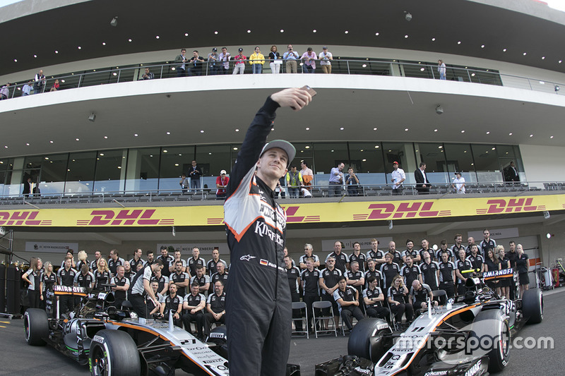 Sesion de fotos del equipo Sahara Force India con Nico Hulkenberg, Sahara Force India toma una selfie