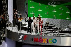 Podio: Tony Walton, Mercedes AMG F1 mecánico; Nico Rosberg, Mercedes AMG F1, segundo; Lewis Hamilton