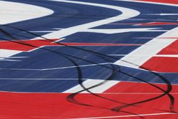 Marcas de neumático en el área de rodamiento