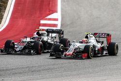 Esteban Gutiérrez, Haas F1 Team VF-16 y Jenson Button, McLaren MP4-31