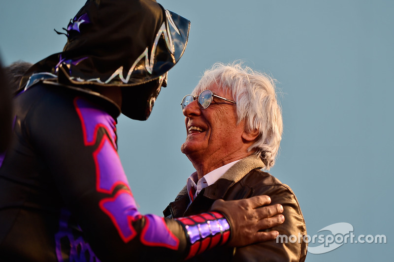 Bernie Ecclestone, con luchadores mexicanos