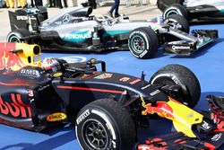 Tercer lugar Daniel Ricciardo, Red Bull Racing RB12y el primer lugar Lewis Hamilton, Mercedes AMG F1