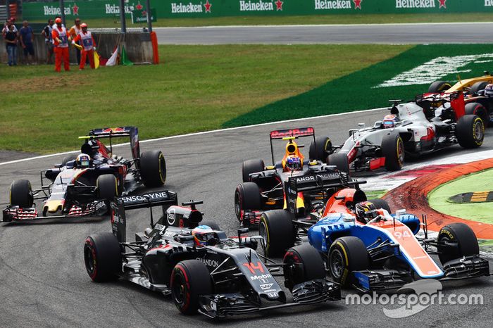 Fernando Alonso, McLaren MP4-31 y Pascal Wehrlein, Manor Racing MRT05 al inicio de la carrera