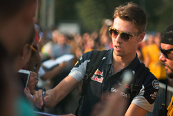 Данііл Квят, Scuderia Toro Rosso роздає автографи фанатам