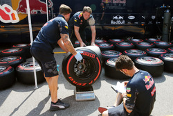 Red Bull Racing techneuten wegen een Pirelli-band