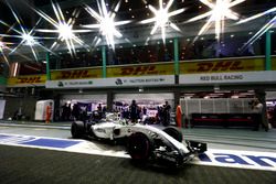 Felipe Massa, Williams FW38 Mercedes, leaves the garage