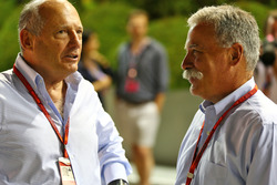 (Da sx a dx): Ron Dennis, Presidente esecutivoMcLaren con Chase Carey, Presidente Formula One Group