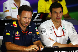 Christian Horner, jefe de equipo de carreras de Red Bull y Toto Wolff, Mercedes AMG F1 accionista y