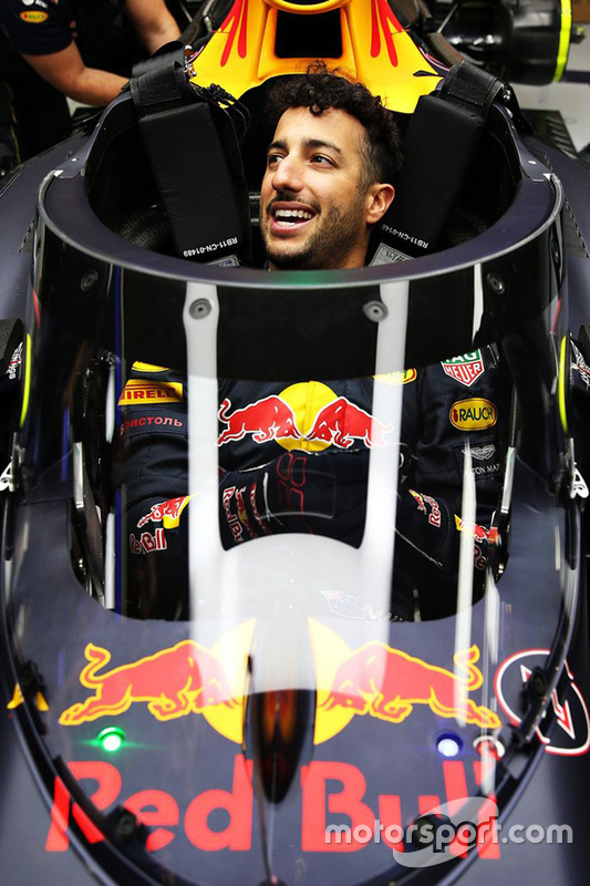 Daniel Ricciardo, dans la Red Bull Racing RB12 équipée de l'Aeroscreen