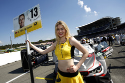 Gridgirl von António Félix da Costa, BMW Team Schnitzer, BMW M4 DTM