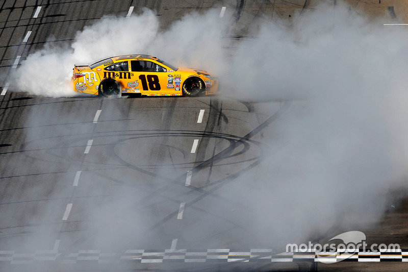 Kyle Busch, Joe Gibbs Racing Toyota ganador de la carrera