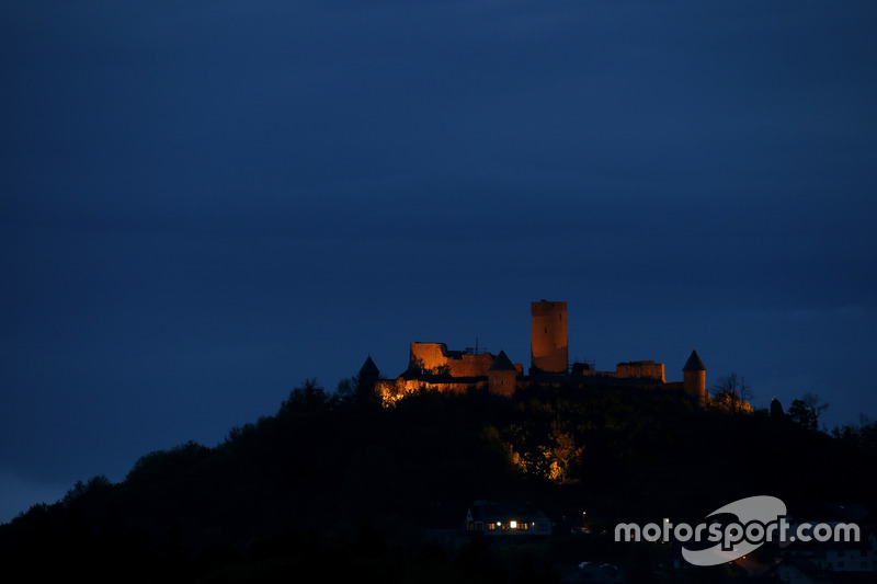 Die Nürburg bei Nacht