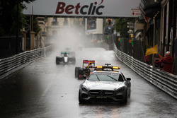 Даніель Ріккардо, Red Bull Racing RB12, позаду автомобіля безпеки