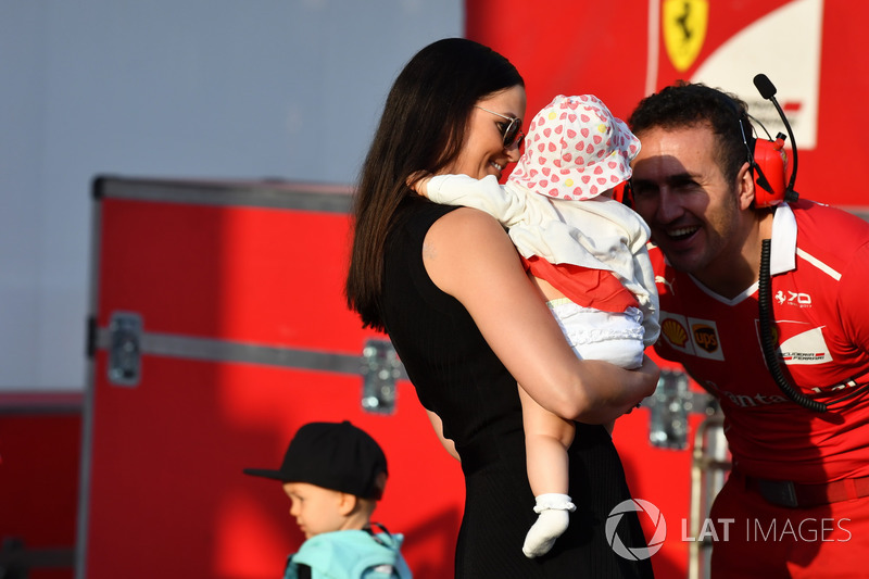 Minttu Virtanen esposa de Kimi Raikkonen, Ferrari, con su hija Rianna Raikkonen