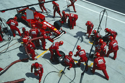 Arrêt au stand pour Eddie Irvine, Ferrari F399