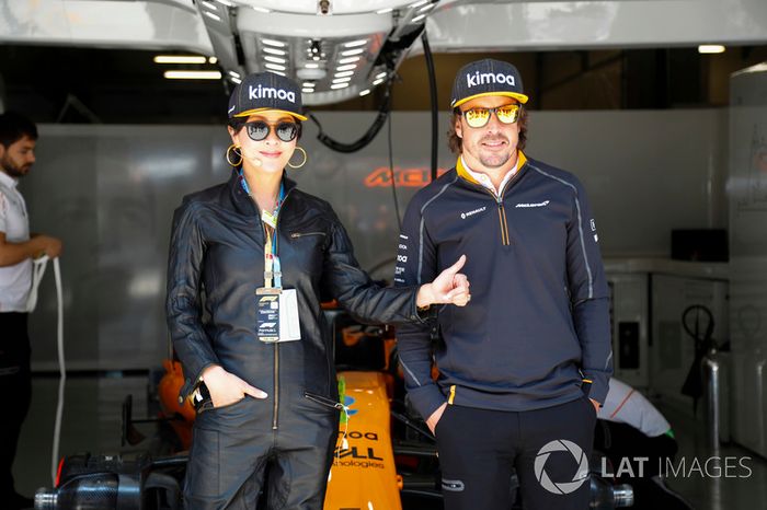 Actriz Carina Lau con Fernando Alonso, McLaren