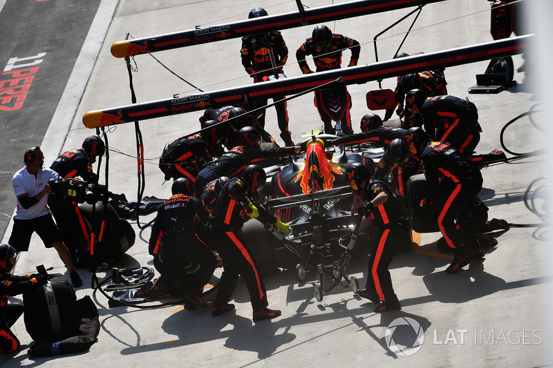 Max Verstappen, Red Bull Racing RB14 au stand