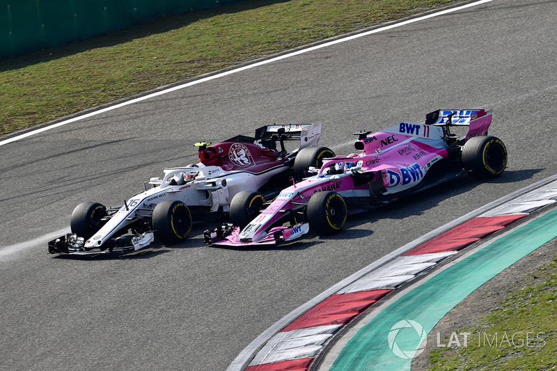 Charles Leclerc, Sauber C37 y Sergio Pérez, Force India VJM11