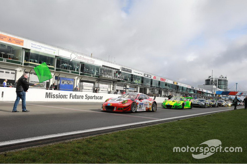 Race director Walter Hornung open the Top-30-Qualifying