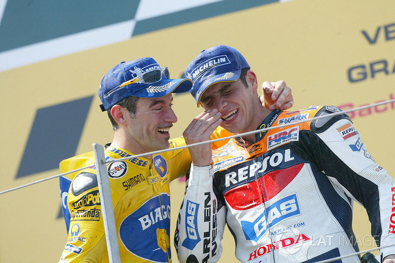 Podio: ganador de la carrera Max Biaggi, segundo clasificado Alex Barros
