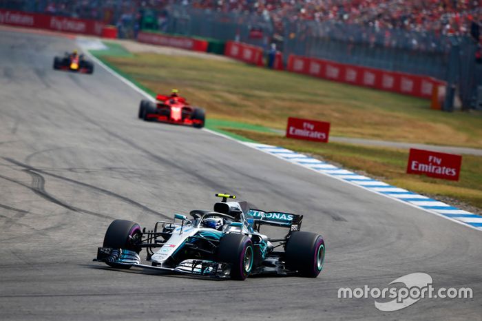 Valtteri Bottas, Mercedes AMG F1 W09, Kimi Raikkonen, Ferrari SF71H