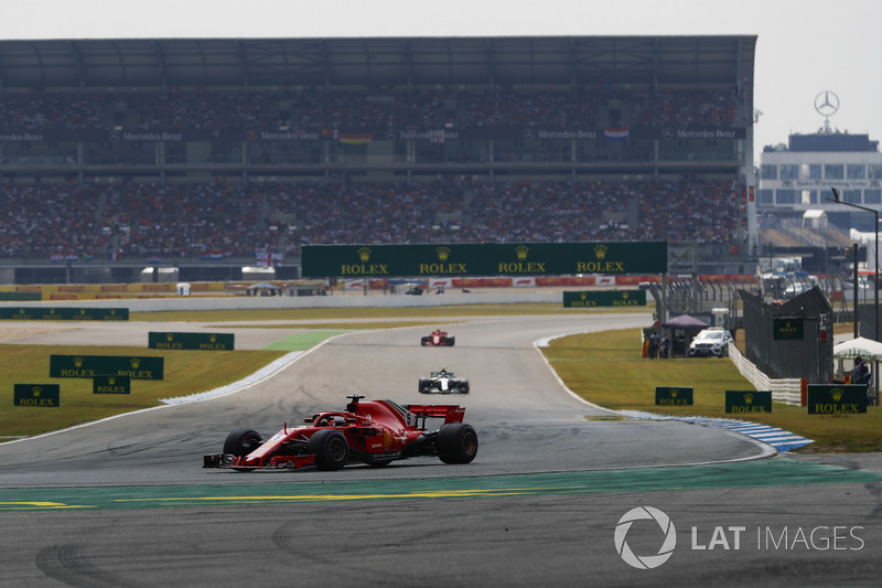 Sebastian Vettel, Ferrari SF71H, Valtteri Bottas, Mercedes AMG F1 W09, and Kimi Raikkonen, Ferrari SF71H