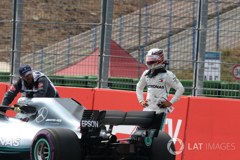 Lewis Hamilton, Mercedes-AMG F1 W09 stops on track