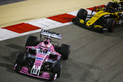 Серхио Перес, Sahara Force India F1 VJM11, и Карлос Сайнс, Renault Sport F1 Team RS18