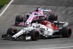 Маркус Эрикссон, Alfa Romeo Sauber C37, и Серхио Перес, Sahara Force India F1 VJM11