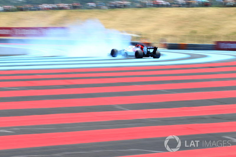 Marcus Ericsson, Sauber C37 choca en la PL1 y se incendia
