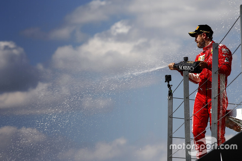 Sebastian Vettel, Ferrari, spruzza lo champagne dopo aver vinto la gara