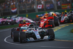 Lewis Hamilton, Mercedes AMG F1 W09, Kimi Raikkonen, Ferrari SF71H, Sebastian Vettel, Ferrari SF71H, au départ