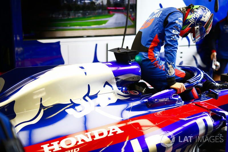 Brendon Hartley, Toro Rosso, settles into his car