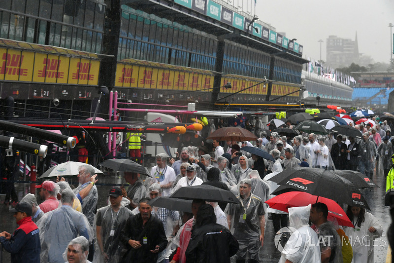 Suasana pitlane