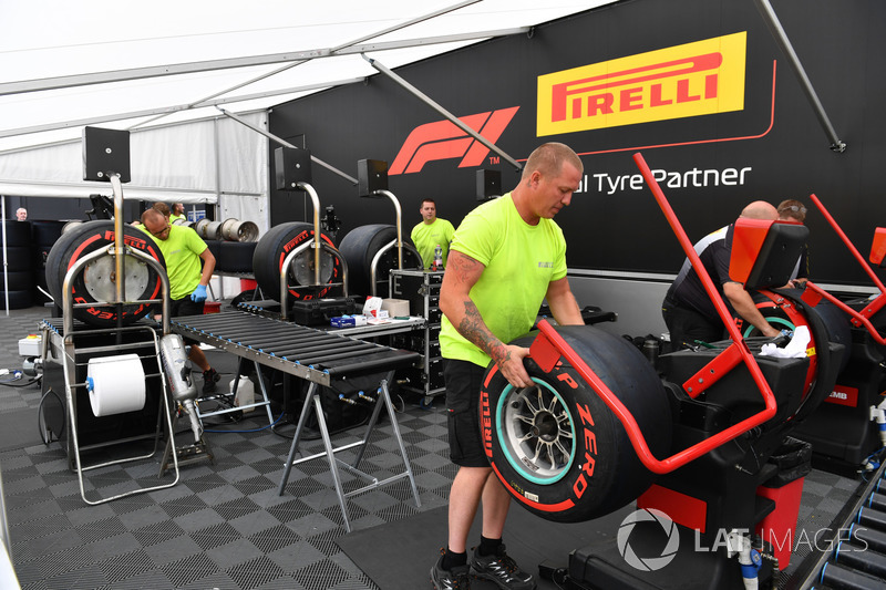Area di preparazione delle gomme Pirelli