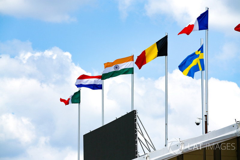 Bendera berkibar di pit lane