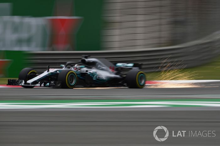Lewis Hamilton, Mercedes-AMG F1 W09 EQ Power  saca chispas