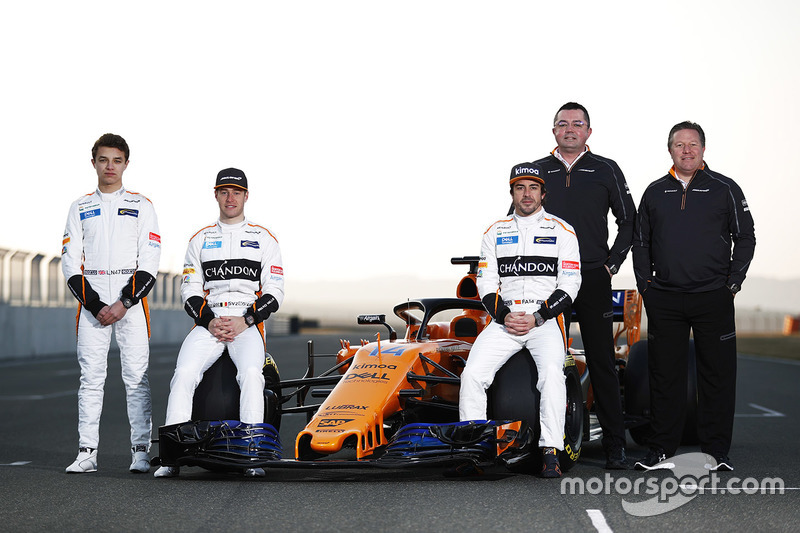 Гонщики McLaren Стоффель Вандорн и Фернандо Алонсо, Ландо Норрис, директор команды Эрик Булье и Зак Браун, McLaren MCL33