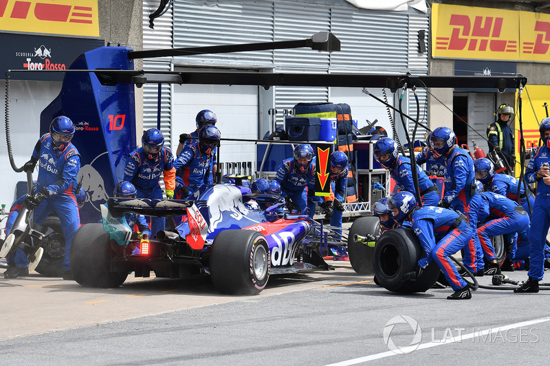 Pierre Gasly, Scuderia Toro Rosso STR13 pit stop