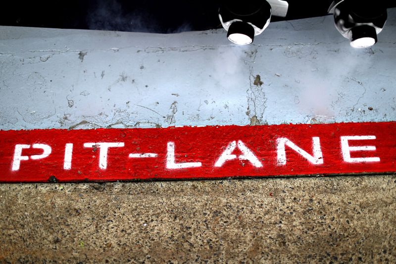 Dettaglio del logo Pitlane nel garage Red Bull Racing