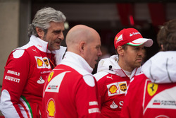 Мауріціо Аррівабене, Ferrari та Джок Кліе, керівник інженерної бригади Ferrari та Себастьян Феттел