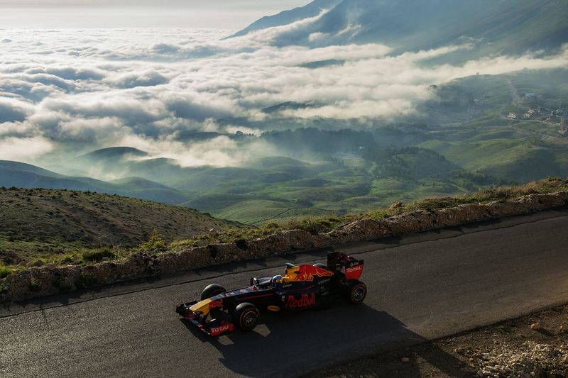 Carlos Sainz Jr. guida la Red Bull RB7 nella Foresta dei cedri di Dio, Libano