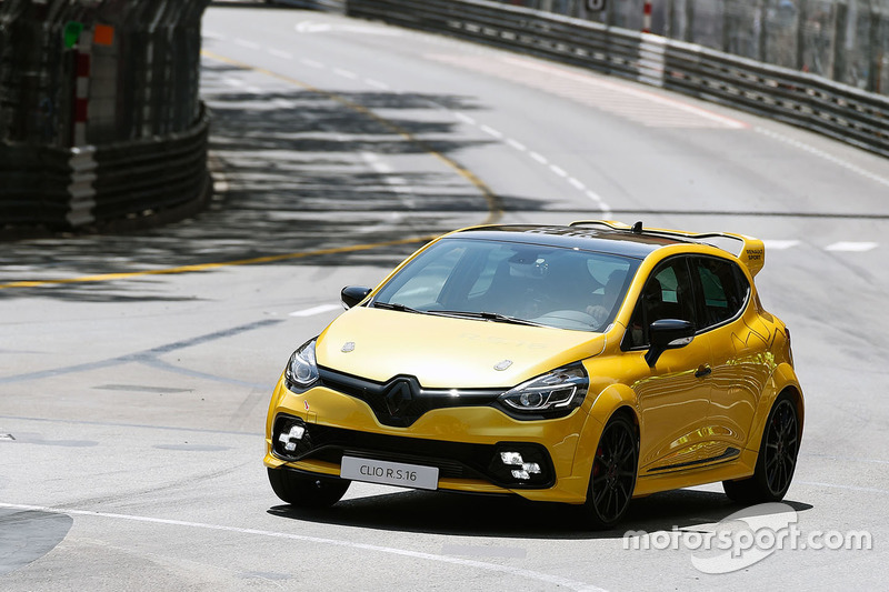 Кевін Магнуссен, Renault Sport F1 Team в Renault Clio R.S. 16