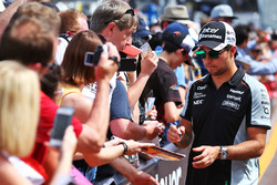 Sergio Pérez, Sahara Force India F1 firma de autógrafos para los fans