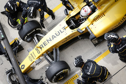Kevin Magnussen, Renault Sport F1 Team RE16 pitstop