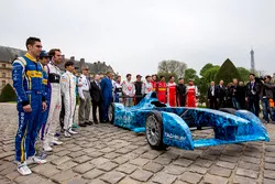 I piloti posano con la livrea iceberg sulla vettura di Formula E che sarà messa all'asta per raccogl